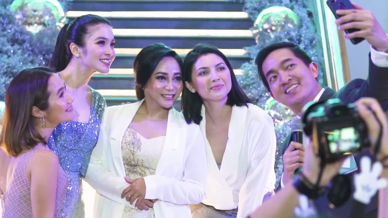 Picture of Sandra Dewi and 3 other ladies and a male presenter taking a selfie at a Blink Beauty Clinic event in Plaza Indonesia.